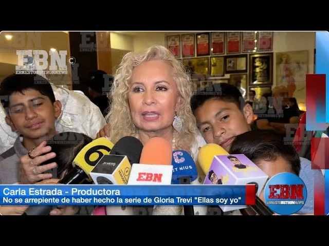 Carla Estrada atendiendo a medios