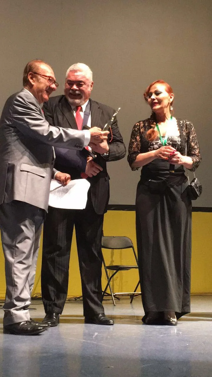 Carlos Duarte recibiendo un reconocimiento