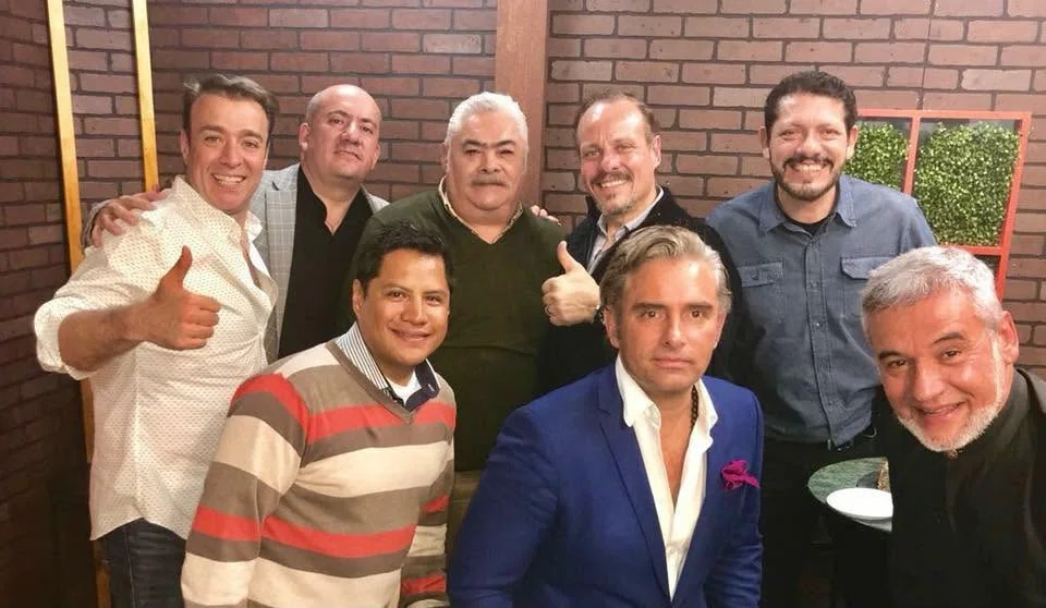 Carlos Duarte acompañado de figuras públicas